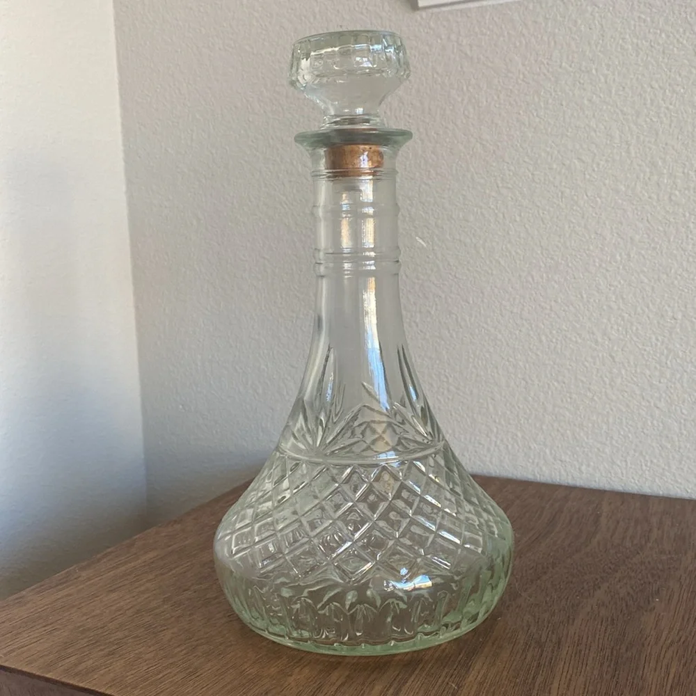 Mogen David Vintage Beautiful Clear Etched Glass Decantur MD 1980-1986